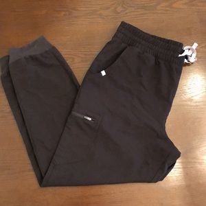 Figs Women’s black high waisted Zamora scrub joggers